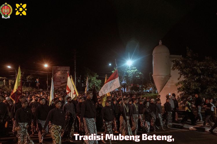 Tradisi Mubeng Beteng yang diselenggarakan Keraton Yogyakarta dalam menyambut 1 Suro dan Tahun Baru Islam.
