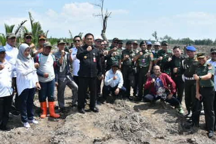 Menteri Pertahanan (Menhan) Ryamizard Ryacudu meninjau pembangunan percepatan Kawasan Ekonomi Khusus (KEK) di Pelabuhan Tanjung Api Ap (TAA), di Kabupaten Banyuasin, Palembang, Sumatera Selatan, pertengahan Maret 2019. 