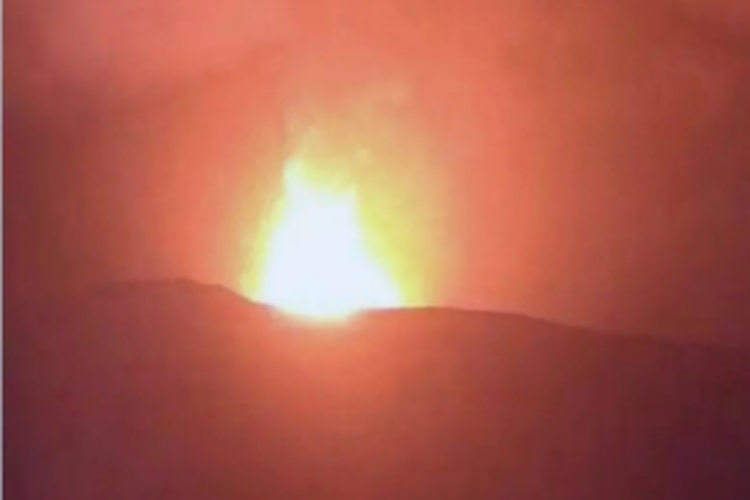 Lava pijar dari Gunung Anak Krakatau 23 April 2022 dari pantauan CCTV