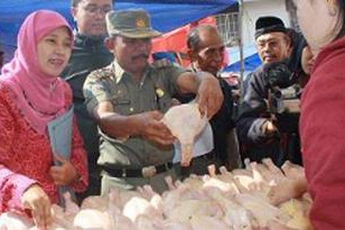 Suasana inspeksi mendadak di Pasar Ciawitali, Guntur, Garut, Jumat (12/8/2011). 