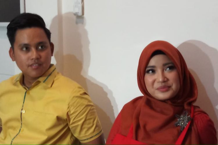 Artis Chacha Frederica (kanan) bersama suaminya, Dico Ganintudo (kiri) saat ditemui di kawasan Kemang, Jakarta Selatan, Minggu (8/3/2020).