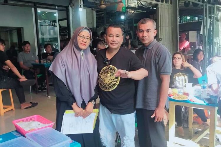 Jumasri dan Dwi Minto Waluyo mengadukan kasus dugaan kematian anaknya yang tewas dianiaya oleh senior mereka di Pondok Pesantren Ta'mirul Islam Masaran, Sragen Jawa Tengah ke Hotman Paris Hutapea.