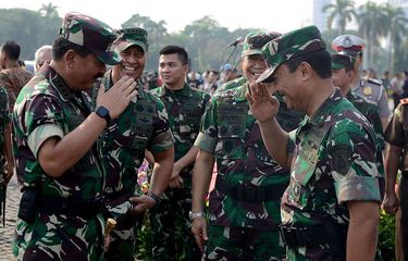 Panglima TNI Marsekal TNI Hadi Tjahjanto (kiri) membalas hormat dari KASAL Laksamana TNI Siwi Sukma Adji (kanan) pada acara Apel Konsolidasi Operasi Ketupat Jaya 2019 dan Kesiapan PAM Perselisihan Hasil Pemilihan Umum (PHPU) Mahkamah Konstitusi (MK) di Lapangan Monas, Jakarta, Kamis (13/6/2019). Apel yang diikuti oleh prajurit TNI, Polri, Satpol PP, Dinas Perhubungan dan Pemadam Kebakaran tersebut untuk memastikan kesiapan personel dalam pengamanan sidang PHPU di MK.