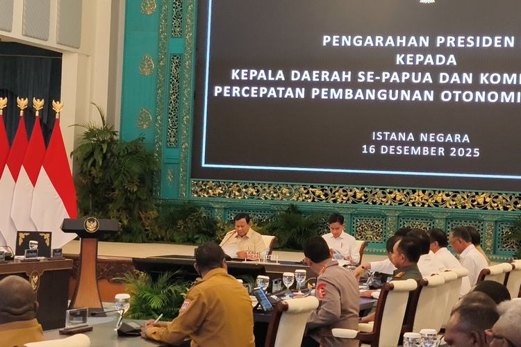 Presiden RI Prabowo Subianto saat memberi pengarahan dalam rapat percepatan pembangunan Papua di Istana Negara, Jakarta, Selasa (16/12/2025). 