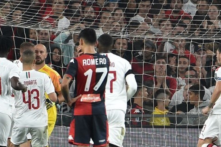 Kiper AC Milan, Pepe Reina (kuning) mendapat ucapan selamat dari rekan-rekannya usai menepis tendangan penalti pemain Genoa dalam pertandingan pekan ketujuh Serie A di Stadion Luigi Ferraris, Sabtu (5/10/2019) atau Minggu dini hari WIB.