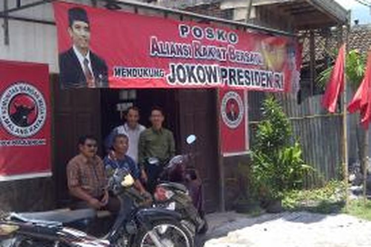 Posko Aliansi Rakyat Bersatu Mendukung Jokowi sebagai Presiden RI didirikan di Jalan Tambakasri, Kecamatan Tajinan, Kabupaten Malang, Jawa Timur, Kamis (6/3/2014).