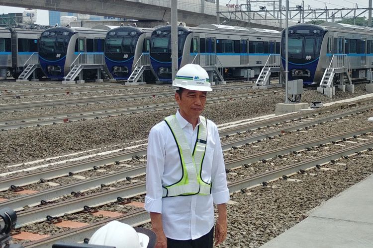 Presiden Joko Widodo, Selasa (6/11/2018) pagi, menjajal moda transportasi Mass Rapid Transit. Presiden berangkat dari stasiun Bundaran Hotel Indonesia dan naik ke kereta MRT sampai ke depo Lebak Bulus. 