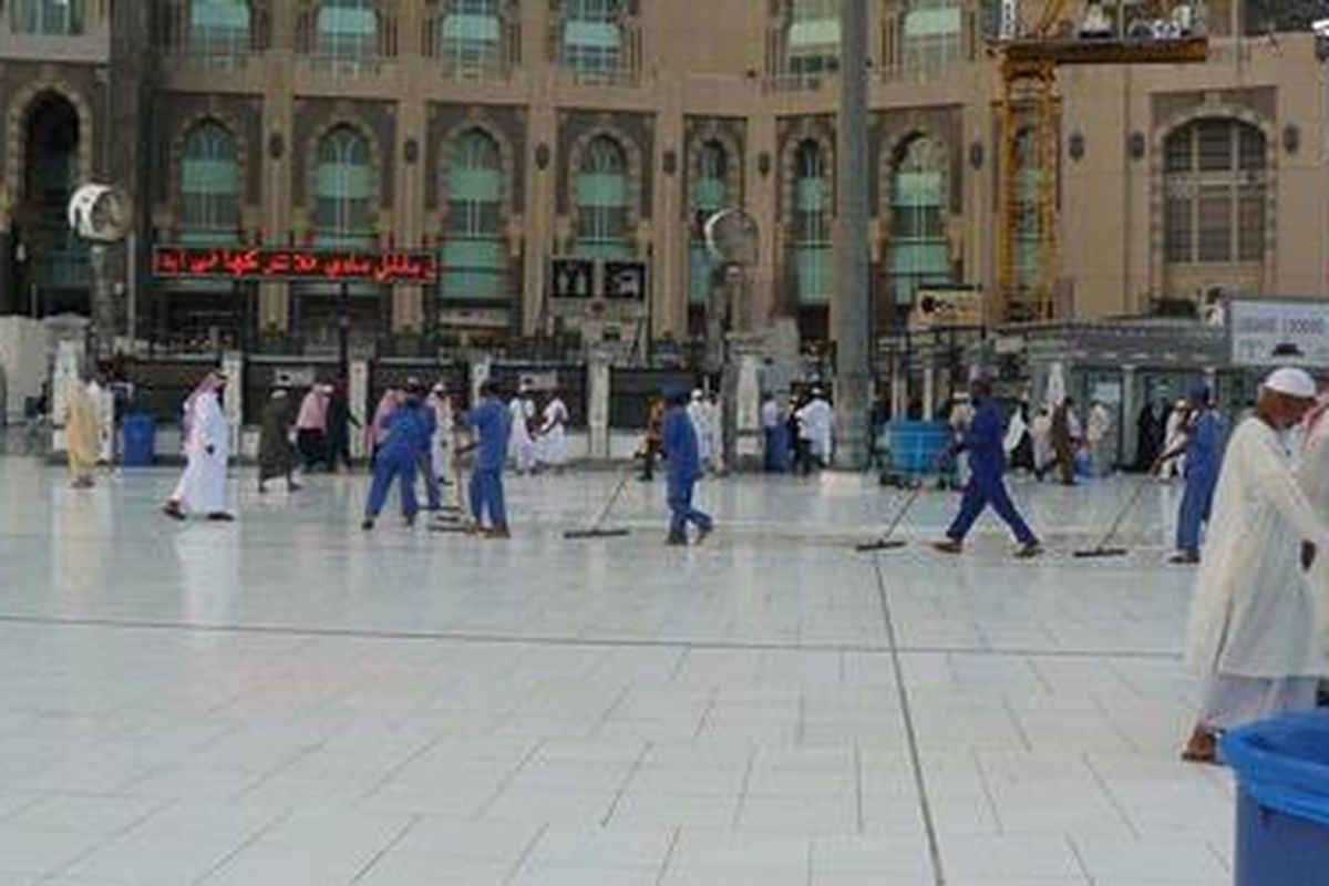 Petugas kebersihan pengepel lantai Masjidil Haram, Mekkah, Saudi Arabia, Jumat (9/11/2012). 