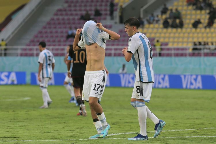 Dua pemain timnas U17 Argentina, Valentino Acuna (17) dan Gustavo Albarracin (8). Laga Argentina vs Jerman pada semifinal Piala Dunia U17 2023 tersebut digelar di Stadion Manahan, Solo, pada Selasa (28/11/2023) sore WIB.