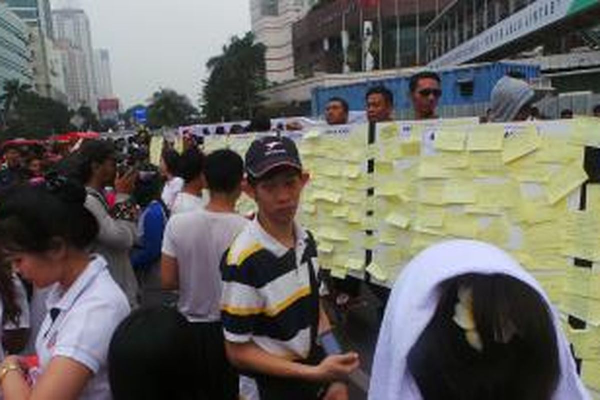 Aksi dukungan terhadap Gubernur DKI Jakarta di Bundaran HI, Jakarta Pusat. Minggu (1/3/2015).