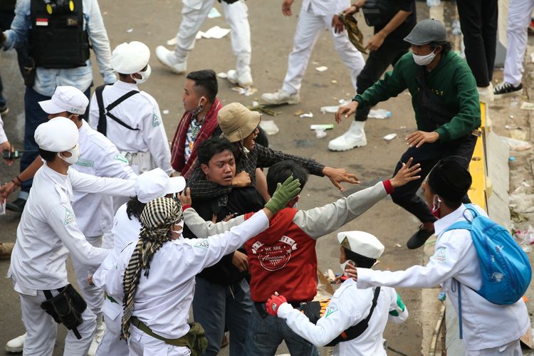 Demonstrasi menolak UU Cipta Kerja di Patung Kuda, Jakarta, Selasa (13/10/2020). Demonstrasi berakhir ricuh.