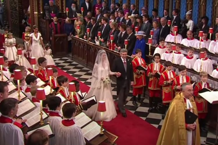 Kate Middleton tengah berjalan bersama sang ayah, Michael Middleton, menuju altar Westminster Abbey sebelum melangsungkan pernikahan dengan Pangeran William pada 29 April 2011.