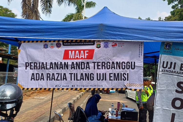Pemerintah Kota Administrasi Jakarta Selatan bersama pihak kepolisian melakukan razia tilang uji emisi di kawasan Lebak Bulus, Kebayoran Lama, Jakarta Selatan, Rabu (1/11/2023).