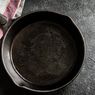 5 Tips Masak Kue dengan Wajan Cast Iron, Jangan Lupa Olesi Tepung