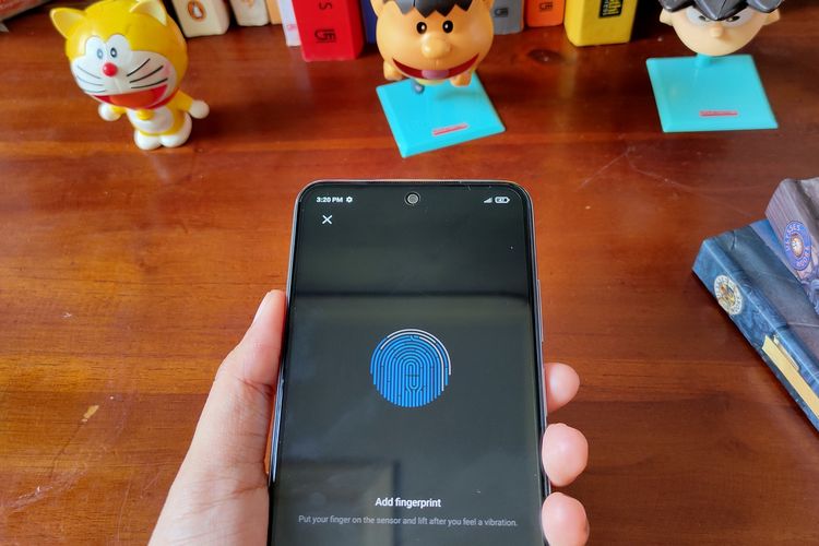 Pemindai sidik jari Redmi Note 10 sudah terintergrasi dengan tombol power (side-mounted). Ponsel ini juga dilengkapi dengan biometrik AI Face Unlock.