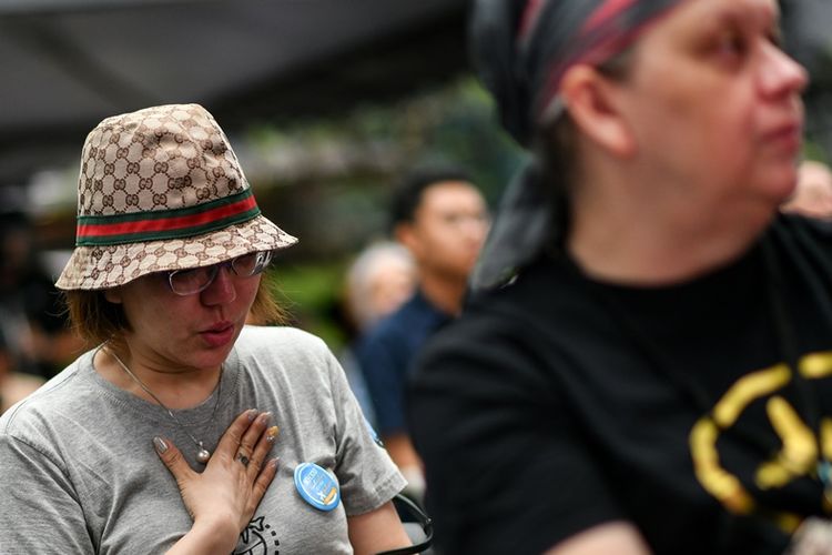 Keluarga penumpang pesawat MH370 menangis dalam acara peringatan hilangnya pesawat tersebut di Kuala Lumpur, Sabtu (3/3/2018).
