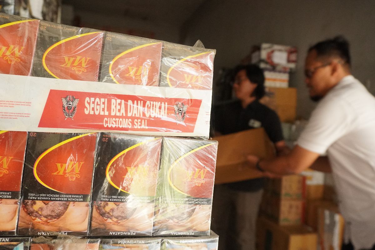 Bea Cukai Tegal berhasil menggagalkan upaya pengiriman ratusan ribu batang rokok tanpa pita cukai yang diperkirakan bernilai Rp 196 juta, dengan potensi kerugian negara sebesar Rp 127 juta pada penindakan yang dilakukan 21-22 Juli 2025.