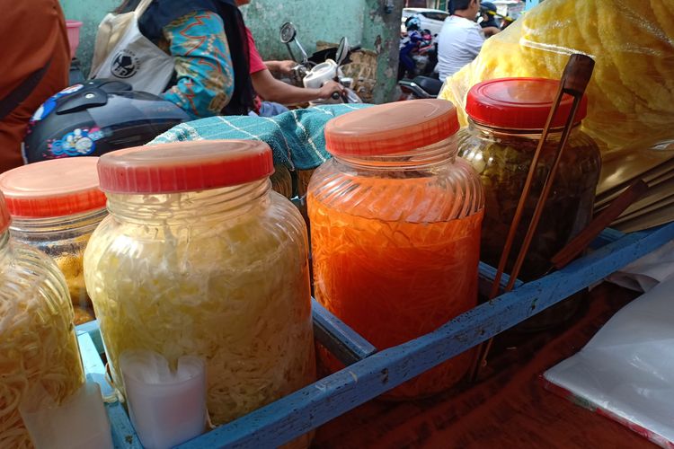 Jejeran stoples berisikan berbagai macam sayuran yang jadi isian asinan sewan di gerobak milik Kong Ayang di Pasar Lama, Tangerang