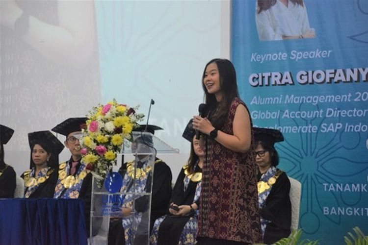 Kuliah perdana Maba 2023 UMN menghadirkan Citra Giofany alumni Prodi Management UMN 2013 yang saat menjabat Global Account Director Strategic Conglomerate di SAP Indonesia.