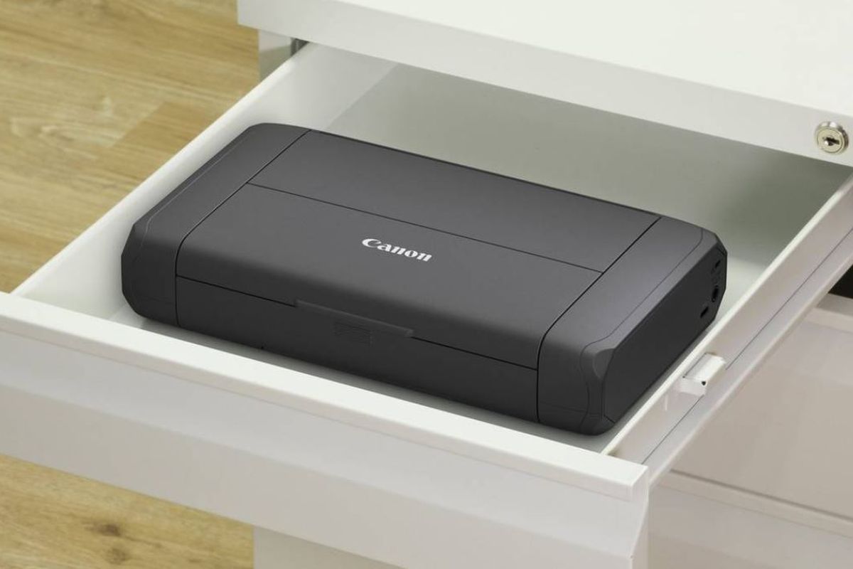 Canon Pixma TR150 yang bisa disimpan di laci.