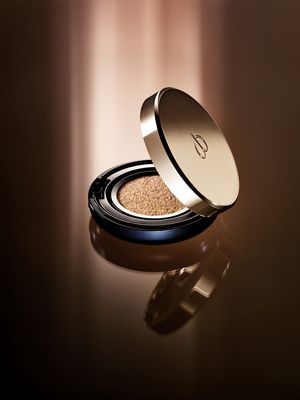 Radiant Cushion Foundation dari Cle de Peau Beaute.