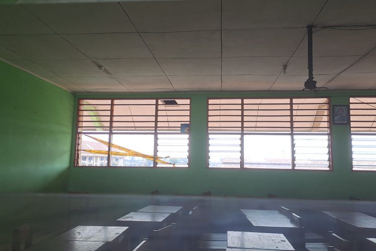 Jendela ruang kelas di SMP N 132 Jakarta, Cengkareng, Jakarta Barat bolong. Jendela ini dilewati siswa berinisial D sebelum tewas diduga karena terjatuh, Senin (9/10/2023). 