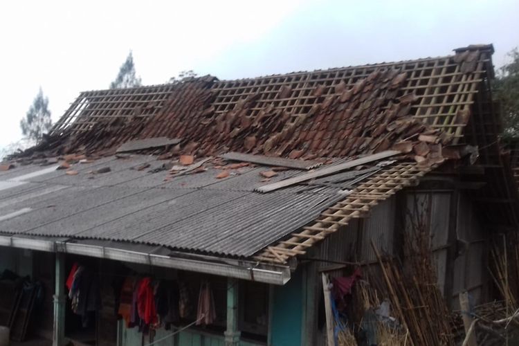Atap sebuah rumah di Desa Ketundan, Kecamatan Pakis, rusak akibat diterjang angin kencang pada Minggu (17/11/2019) lalu.