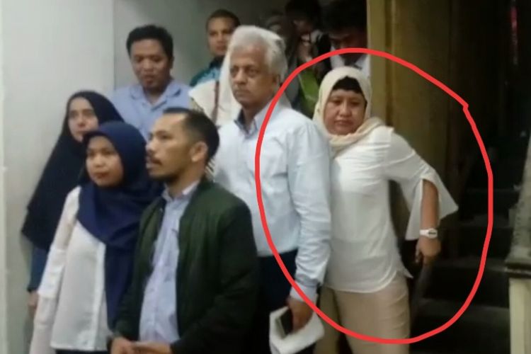 Wakil Ketua Tim Badan Pemenangan Nasional Prabowo-Sandiaga, Nanik S Deyang kabur dari kejaran media usai menjalani pemeriksaan selama lebih dari 12 jam sebagai saksi dalam kasus hoaks Ratna Sarumpaet.