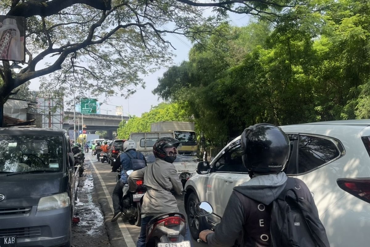 Terjadi Kepadatan Lalu Lintas di Kolong Ring Road Kembangan, Jakarta Barat, Imbas Banjir, Senin (7/7/2025).