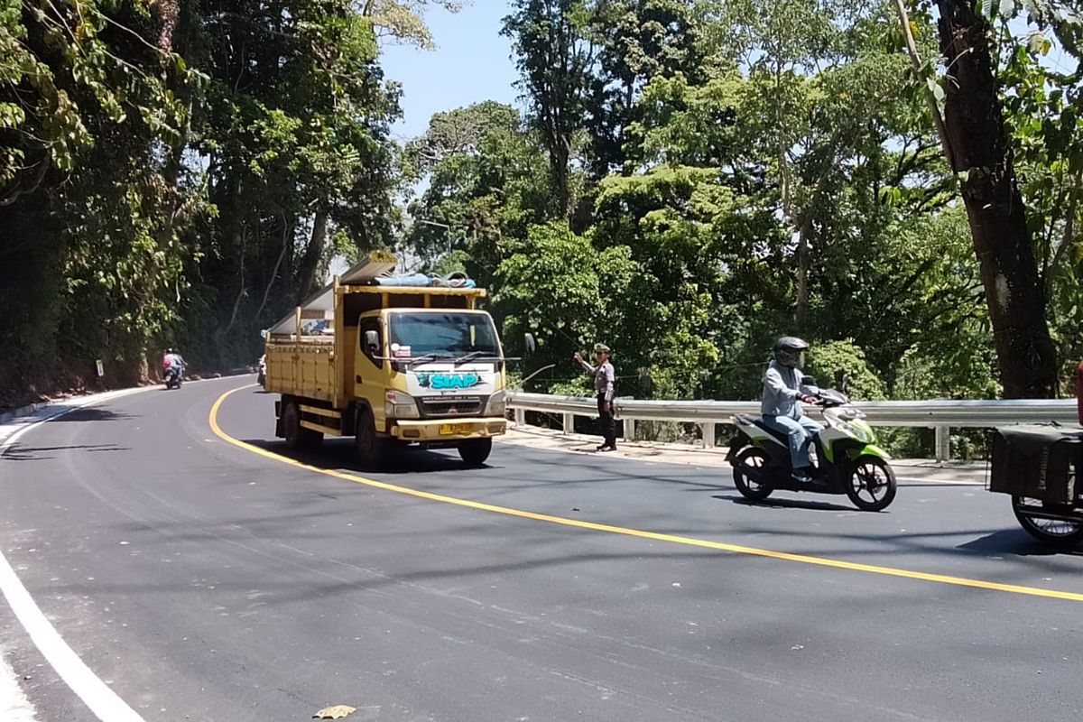 Situasi arus lalu lintas di jalur Gumitir pada hari pertama pembukaan, Kamis (4/9/2025).