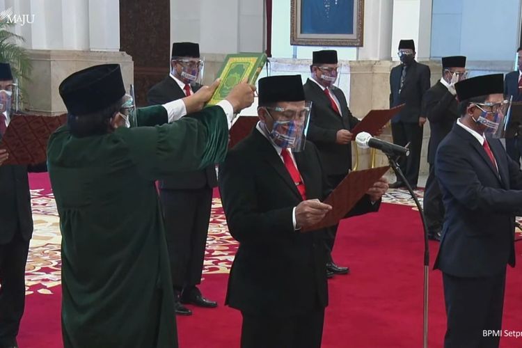 Foto tangkapan layar Presiden Joko Widodo melantik anggota Ombudsman RI masa jabatan 2021-2026 di Istana Negara, Jakarta, Senin (22/2/2021). 