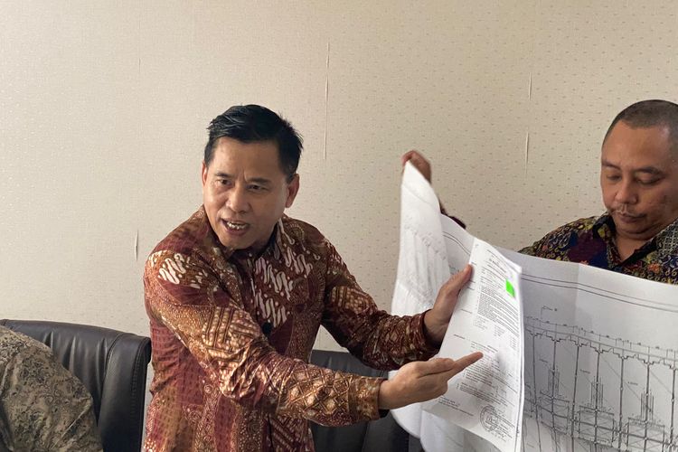 Ketua RT 011/RW 03 Kelurahan Pluit, Riang Prasetya, dalam jumpa pers di kantornya, Pluit, Penjaringan, Jakarta Utara pada Senin (5/6/2023).