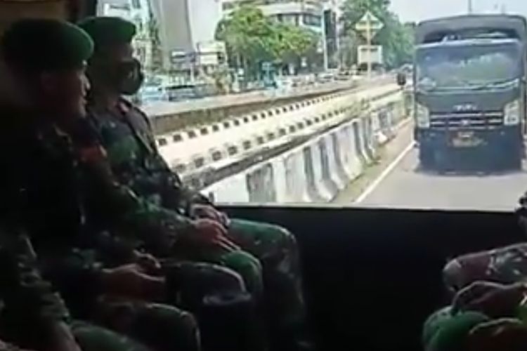 A screenshot of Indonesian Army personnel deployed to Soekarno Hatta Airport to provide security for FPI chief Habib Rizieq Shihabs homecoming on (10/11/2020)