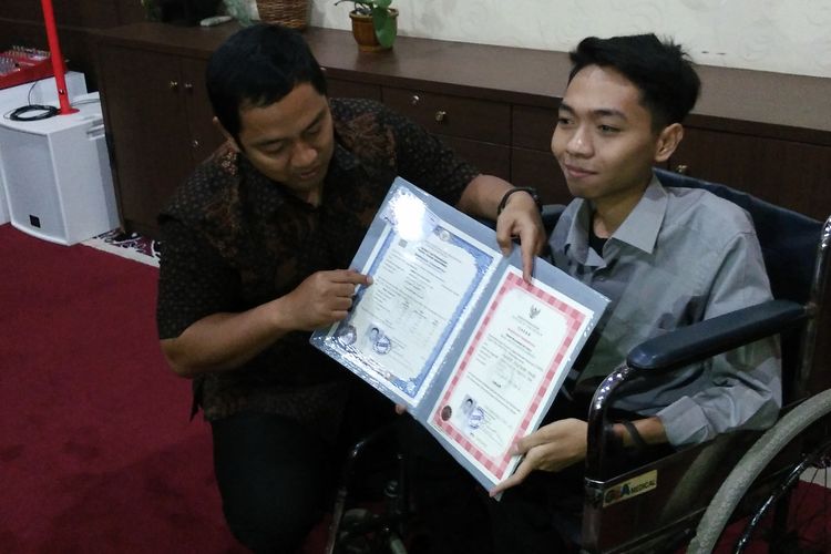 Wali Kota Semarang Hendrar Prihadi menyerahkan ijazah kepada Zulifikar, warga penyandang disabilitas, Senin (17/2/2017), setelah ijazahnya tertahan selama lima tahun akibat biaya tunggakan selama sekolah.