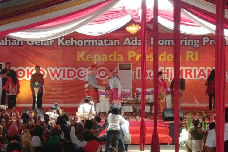 Presiden Joko Widodo menghadiri pemberian gelar adat dilakukan di Griya Agung, Kota Palembang, Minggu (25/11/2018) pagi.