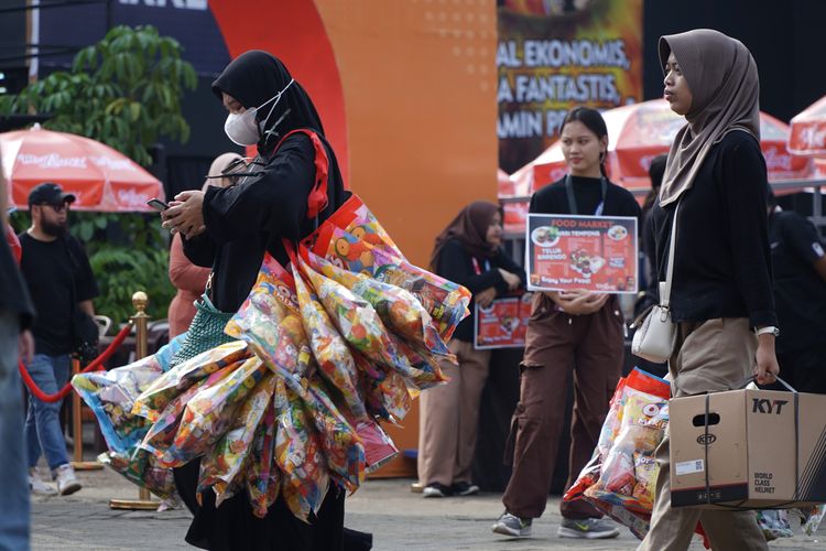 Potrait kemeriahan Pekan Raya Jakarta (PRJ) 2025 di JIExpo Kemayoran, Jakarta Utara, Sabtu (21/6/2025). 