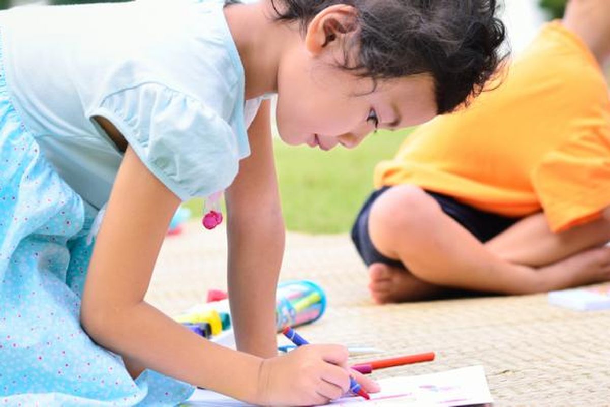 Pada masa usia emas (golden age), otak anak-anak mampu secara cepat menyerap berbagai informasi yang diterima dari lingkungan sekelilingnya. Pada masa ini pula anak-anak mahir meniru tingkah laku dan kebiasaan yang dilihat di sekitarnya. 