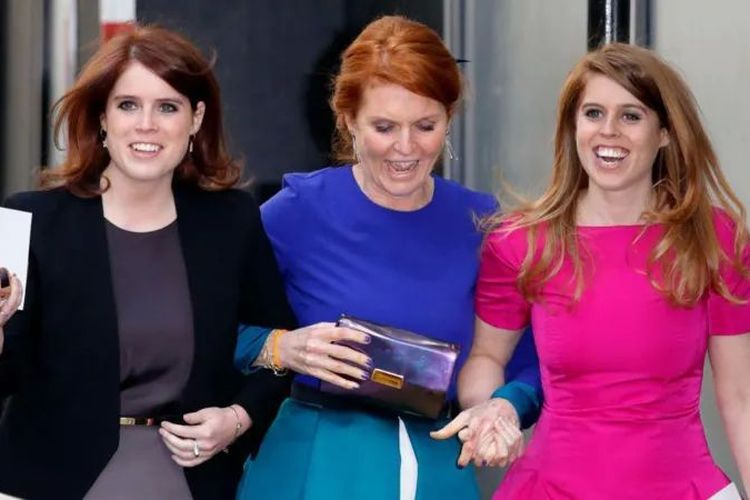 Sarah Ferguson (mantan istri Pangeran Andrew) diapit kedua putrinya.