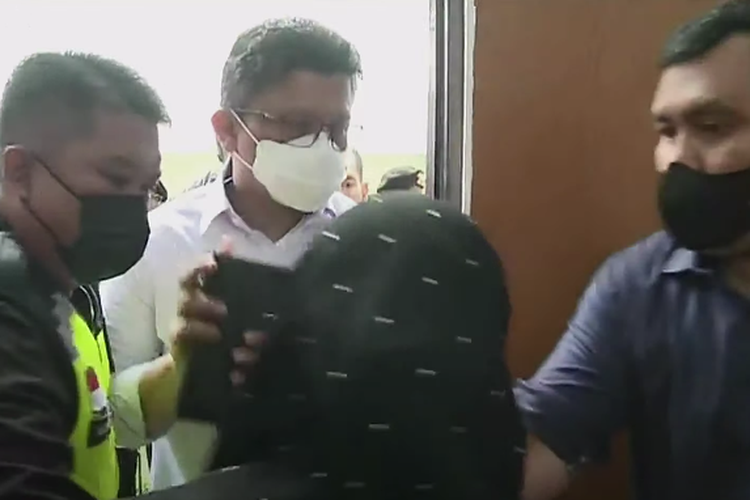 Terdakwa kasus pembunuhan Brigadir J, Ferdy Sambo menepis tangan penggemarnya saat memasuki ruang sidang utama Pengadilan Negeri Jakarta Selatan, Selasa (17/1/2023).