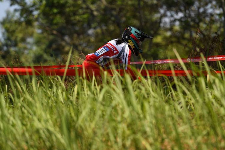 Atlet Balap Sepeda Indonesia Tiara Andini Prastika tampil di Final Run Women Elite Downhill pada Asian Games ke-18 Tahun 2018 di Khe Bun Hill, Subang, Jawa Barat, Senin (20/8/2018). Tiara berhasil meraih emas pada nomor tersebut.