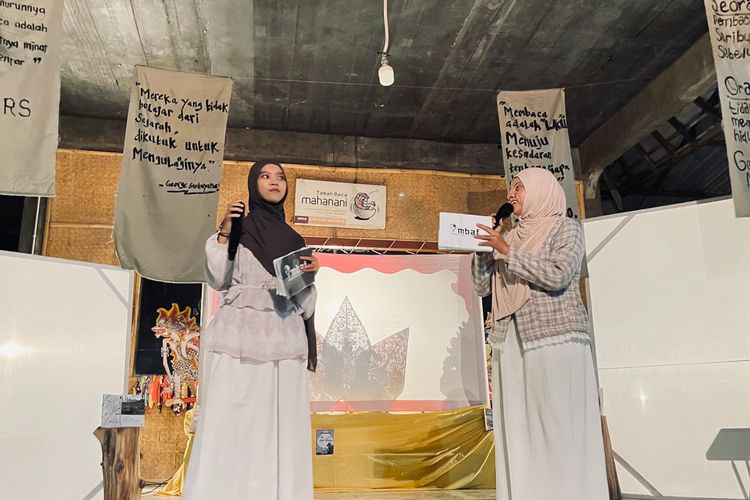 Bayar Gorengan di Festival Literasi Kediri Ini Cukup Pakai Baca Puisi