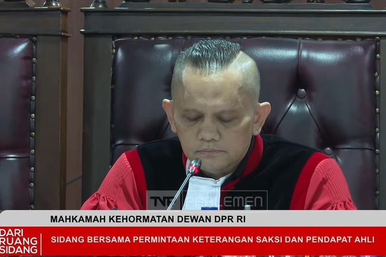 Ketua MKD DPR Nazaruddin Dek Gam membuka sidang kasus 5 anggota DPR non-aktif di Gedung DPR, Senayan, Jakarta, Senin (3/11/2025). 