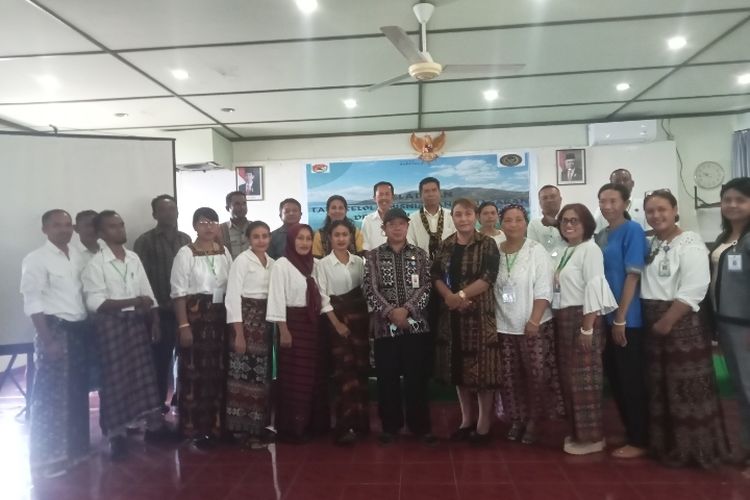 Pose bersama para peserta pelatihan tata kelola, bisnis, pemasaran destinasi wisata di Kabupaten Sikka, Nusa Tenggara Timur (NTT) di Pelita Hotel Maumere.