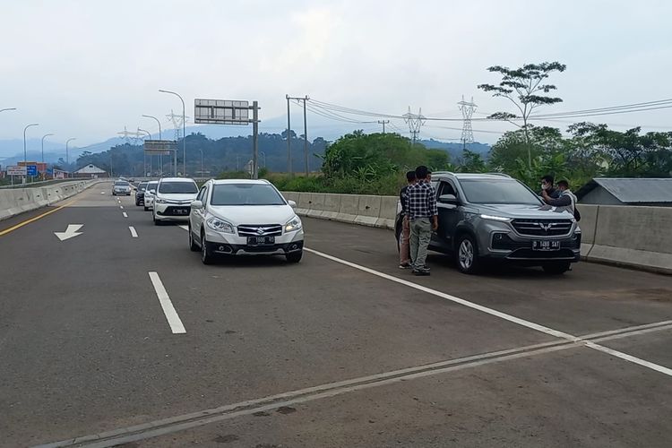 Ratusan kendaraan pemudik mulai menikmati akses Tol Cisumdawu dan keluar di gerbang Tol Sumedang kota, Jumat (29/4/2022).