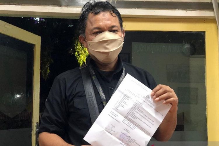 Pewarta foto Media Indonesia, M. Irfan perlihatkan surat Laporan Polisi dari Polda Metro Jaya atas peristiwa pencurian kamera dan laptop yang dialaminya di press room Gedung DPR.