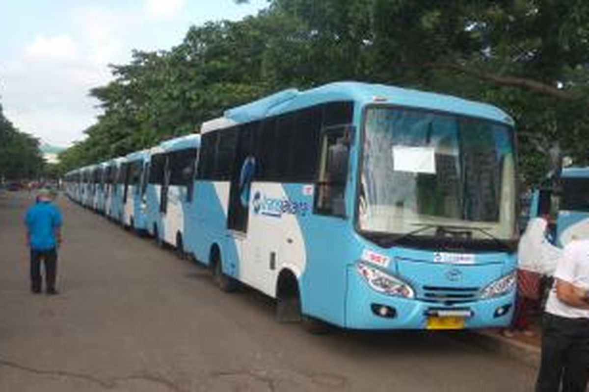 Puluhan bus kopaja berstandar transjakarta yang dihadirkan saat acara peluncuran bus-bus kopaja teringrasi transjakarta di  Parkir Timur Senayan, Selasa (21/12/2015)