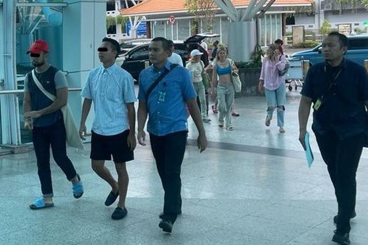 Dua pria warga negara Malaysia, berinisial MEBJ (28) dan AABA, (29), saat dideportasi melalui Bandara Internasional I Gusti Ngurah Rai, Badung, Bali, Rabu (29/11/2023). Keduanya dideportasi setelah menjalani hukuman penjara atas kasus penyelundupan Narkotika ke Bali.