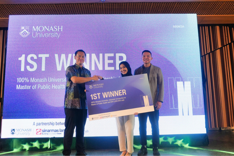 Ferdinand Sadeli Deputy Group CEO Investment International Tech & Emerging Sinar Mas Land (kiri) bersama dengan Tirrel Asanti Aulia VP Head of Merger Acquisition Sinar Mas Land (kanan) secara simbolis menyerahkan beasiswa pendidikan Master of Public Health kepada pemenang yakni Ayu Aditya Andayani dari Eka Hospital dalam acara Orientation Day di Monash University Indonesia, BSD City, Sabtu (28/9/2024). 