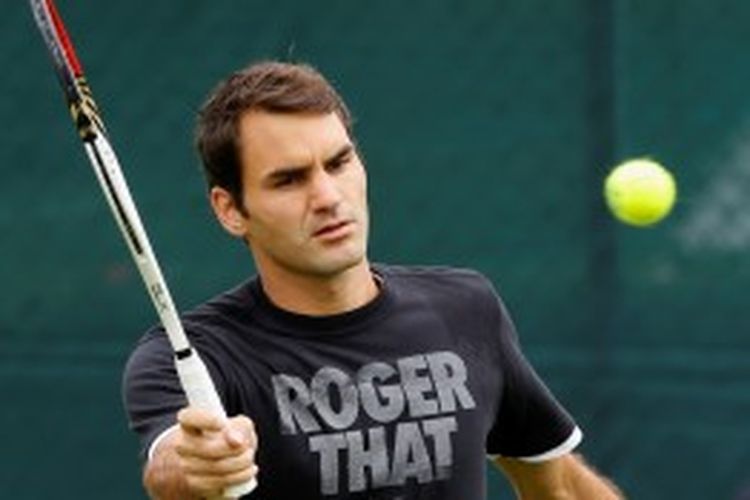 Petenis Swiss, Roger Federer, memukul bola saat menjalani latihan jelang turnamen grand slam, Wimbledon, Minggu (23/6/2013). Federer akan bertemu Victor Hanescu di babak pertama, Senin (24/6).