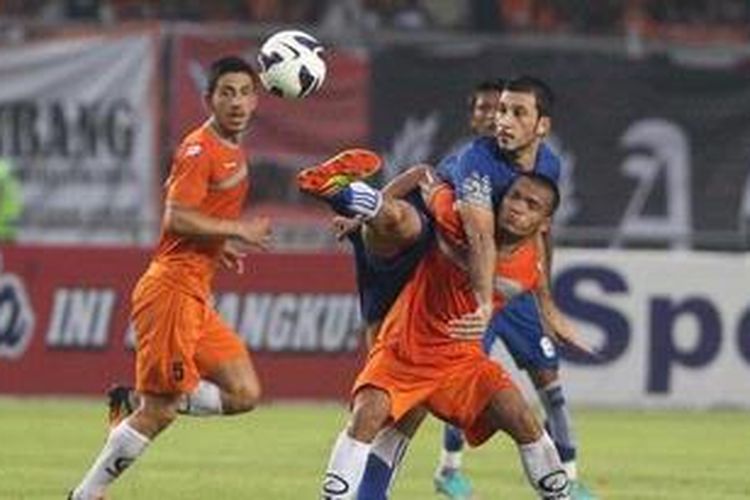 Pemain Persisam Putra Samarinda, Ferdinand Sianaga (kanan) berebut bola dengan pemain Arema Indonesia, Nasser, saat berlaga di turnamen Trofeo Persija 2012 di Stadion Utama Gelora Bung Karno, Jakarta, Sabtu (24/11). Turnamen segitiga tersebut diselenggarakan untuk memperingati HUTke-84 Persija Jakarta dan diikuti oleh tiga tim, yaitu Persija Jakarta, Arema Indonesia, dan Persisam Putra Samarinda. Ketiga tim tersebut saling bertemu dalam pertandingan satu babak 1x45 menit. Persija Jakarta menjadi juara setelah mengalahkan Persisam Putra Samarinda 1-0 di pertandingan pertama dan menundukkan Arema Indonesia dengan skor 2-1 di laga kedua. 